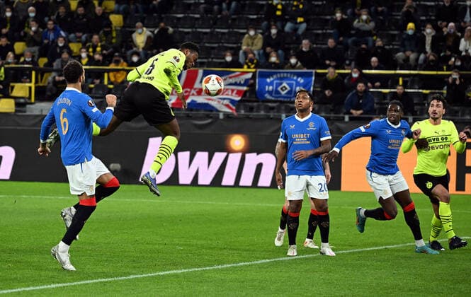 17 02 2022, xjhx, football UEFA Europa League , Borussia Dortmund Glasgow Rangers emspor, v l Connor Goldson Glasgow Rangers , Dan Axel Zagadou Borussia Dortmund DFL DFB REGULATIONS PROHIBIT ANY USE OF PHOTOGRAPHS as IMAGE SEQUENCES and or QUASI VIDEO Dortmund