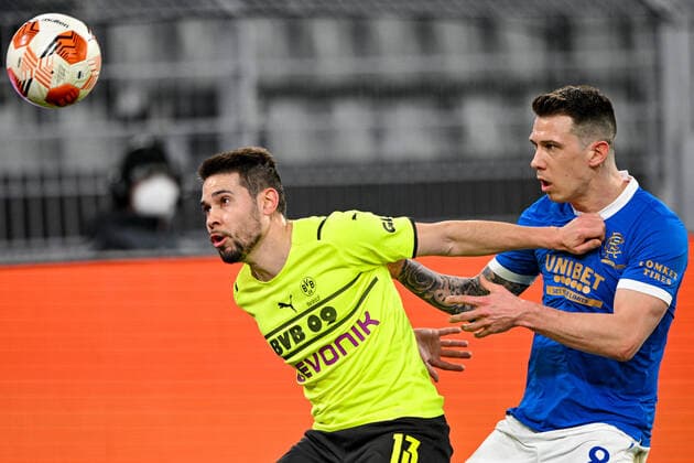 Europa League, Play Off Borussia Dortmund Glasgow Rangers 17 02 2022 at Signal Iduna Park in Dortmund Dortmund s Raphael Guerreiro one-on-one with Glasgow s Ryan Jack, header duel, half figure, Copyright: xChristopherxNeundorfx