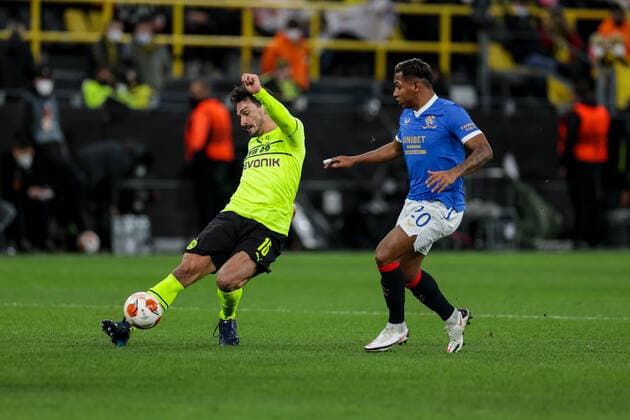 17 02 2022, football, 2021 2022 season, UEFA Europa League, play offs, Borussia Dortmund Glasgow Rangers, f l Mats Hummels Borussia Dortmund , Alfredo Morelos Rangers FC photo Dennis Ewert RHR FOTO Dortmund Signal Iduna Park NRW Germany xRHR FOTO DEx