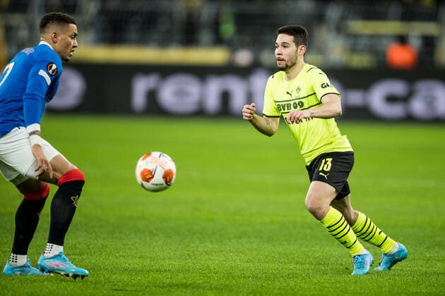 UEFA Europa League, Borussia Dortmund Rangers FC 17 02 2022 James Tavernier Rangers FC, 2 , Raphael Guerreiro Borussia Dortmund, 13 UEFA Europa League, Borussia Dortmund Rangers FC, Dortmund, SIGNAL IDUNA PARK REGULATES PROHIBIT ANY USE OF PHOTOGRAPHS AS IMAGE SEQUENCES AND OR QUASI VIDEO Copyright: xBEAUTIFULxSPORTS Wunderlx