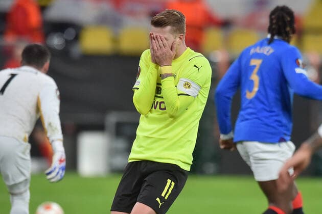 Fußball - Europa League - Borussia Dortmund - Glasgow Rangers am 17.02.2022 im Signal Iduna Park in Dortmund Marco Reus (Borussia Dortmund) unzufrieden, enttäuscht, enttaeuscht, niedergeschlagen. MT