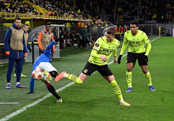 17 02 2022, xjhx, football UEFA Europa League , Borussia Dortmund Glasgow Rangers emspor, v l Ryan Kent Glasgow Rangers , Marco Reus Borussia Dortmund , Manuel Akanji Borussia Dortmund DFL DFB REGULATIONS PROHIBIT ANY USE OF PHOTOGRAPHS as IMAGE SEQUENCES and or QUASI VIDEO Dortmund