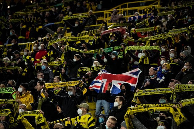 UEFA Europa League, Borussia Dortmund Rangers FC 17 02 2022 A GB flag amid BVB scarves UEFA Europa League, Borussia Dortmund Rangers FC, Dortmund, SIGNAL IDUNA PARK REGULATES PROHIBIT ANY USE OF PHOTOGRAPHS AS IMAGE SEQUENCES AND OR QUASI VIDEO Copyright: xBEAUTIFULxSPORTS Wunderlx