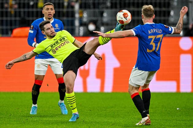 Europa League, Play Off Borussia Dortmund Glasgow Rangers 17 02 2022 at Signal Iduna Park in Dortmund Dortmund s Raphael Guerreiro in duel with Glasgow s Scott Arfield whole figure, Copyright: xDavidxInderliedx