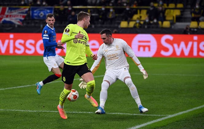 17 02 2022, xjhx, football UEFA Europa League , Borussia Dortmund Glasgow Rangers emspor, v l Marco Reus Borussia Dortmund , Allan McGregor Glasgow Rangers DFL DFB REGULATIONS PROHIBIT ANY USE OF PHOTOGRAPHS as IMAGE SEQUENCES and or QUASI VIDEO Dortmund