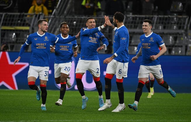 17 02 2022, xjhx, football UEFA Europa League , Borussia Dortmund Glasgow Rangers emspor, v l James Tavernier Glasgow Rangers celebrate the goal, The goal cheer to 0 1 DFL DFB REGULATIONS PROHIBIT ANY USE OF PHOTOGRAPHS as IMAGE SEQUENCES and or QUASI VIDEO Dortmund