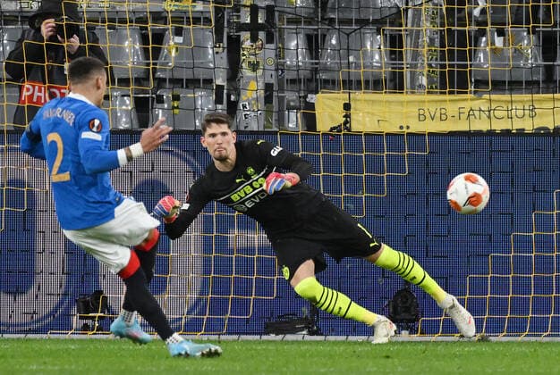 17 02 2022, xjhx, football UEFA Europa League , Borussia Dortmund Glasgow Rangers emspor, v l James Tavernier Glasgow Rangers , Gregor Knobel Borussia Dortmund Goal scored, scores the goal to 0 1 DFL DFB REGULATIONS PROHIBIT ANY USE OF PHOTOGRAPHS AS IMAGE SEQUENCES AND OR QUASI VIDEO Dortmund