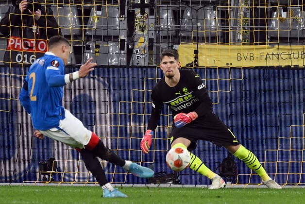 17 02 2022, xjhx, football UEFA Europa League , Borussia Dortmund Glasgow Rangers emspor, v l James Tavernier Glasgow Rangers , Gregor Knobel Borussia Dortmund Goal scored, scores the goal to 0 1 DFL DFB REGULATIONS PROHIBIT ANY USE OF PHOTOGRAPHS AS IMAGE SEQUENCES AND OR QUASI VIDEO Dortmund