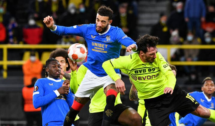 Football, UEFA Europe League, men, season 2021 22, knockout round play off first leg, Borussia Dortmund yellow Glasgow Rangers blue handball to penalty, Connor Goldson GLR , Mats Hummels BVB action UEFA REGULATIONS PROHIBIT ANY USE OF PHOTOGRAPHS AS IMAGE SEQUENCES AND OR QUASI VIDEO