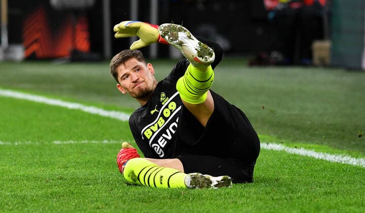Fussball, UEFA Europe League, Herren, Saison 2021 22, KO Runde Play-off Hinspiel, Borussia Dortmund (gelb) - Glasgow Rangers (blau); Gregor Kobel (BVB) enttäuscht nach dem verwandelten Elfmeter zum 0:1 durch James Tavernier (GLR). Enttäuschung, Frust, Aktion, Einzelbild. UEFA REGULATIONS PROHIBIT ANY USE OF PHOTOGRAPHS AS IMAGE SEQUENCES AND OR QUASI-VIDEO