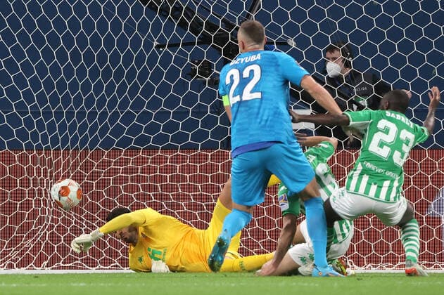 ST PETERSBURG, RUSSIA - FEBRUARY 17, 2022: Zenit s Artem Dzyuba (front) scores a goal past Betis goalkeeper Rui Silva in the 1st leg of the 2021 22 UEFA Europa League play-offs between Zenit St Petersburg and Real Betis Seville at Gazprom Arena. Alexander Demianchuk TASS  TS123F04