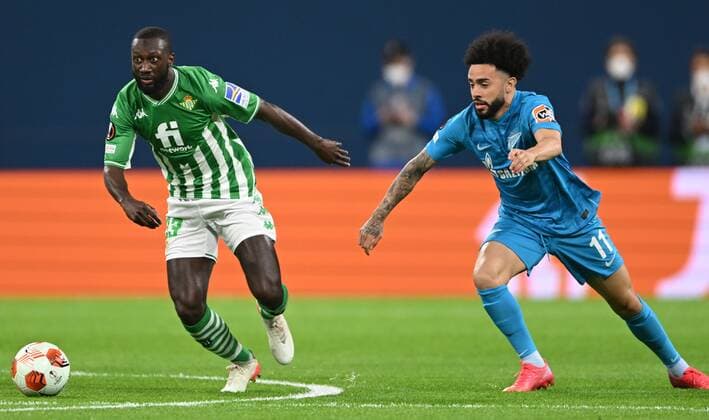 Russia Soccer Europa League Zenit - Betis 8118750 17.02.2022 Betis Youssouf Sabaly and Zenit s Claudinho struggle for the ball during the Europa League soccer match between Zenit St.Petersburg and Real Betis, Seville, at the Gazprom Arena stadium, in St.Petersburg, Russia. Alexei Danichev Sputnik Moscow Russia  Copyright: xAlexeixDanichevx