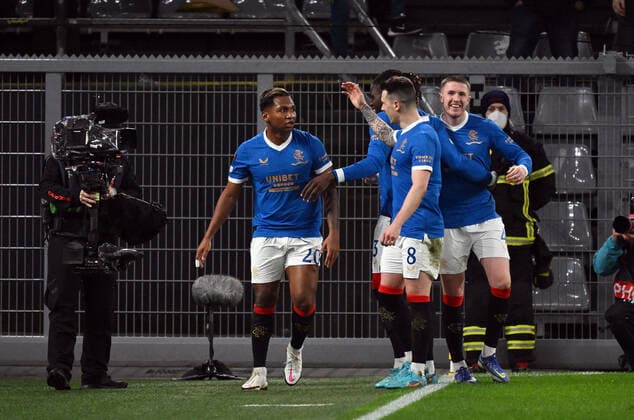 17 02 2022, xjhx, football UEFA Europa League , Borussia Dortmund Glasgow Rangers emspor, v l Alfredo Morelos Glasgow Rangers celebrate the goal, The goal cheer to 0 2 DFL DFB REGULATIONS PROHIBIT ANY USE OF PHOTOGRAPHS as IMAGE SEQUENCES and or QUASI VIDEO Dortmund