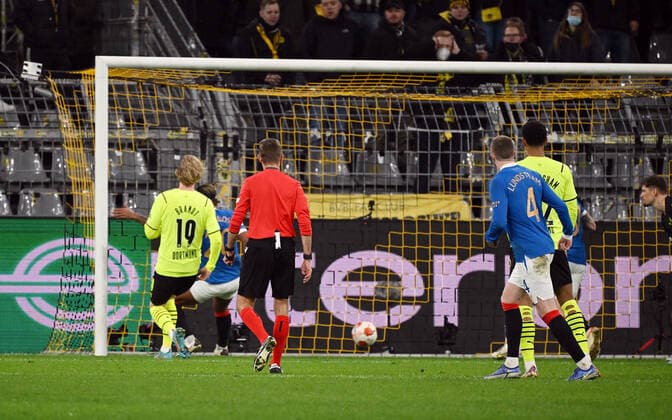 17 02 2022, xjhx, football UEFA Europa League , Borussia Dortmund Glasgow Rangers emspor, v l Alfredo Morelos Glasgow Rangers Goal scored, scores the goal to 0 2 DFL DFB REGULATIONS PROHIBIT ANY USE OF PHOTOGRAPHS as IMAGE SEQUENCES and or QUASI VIDEO Dortmund