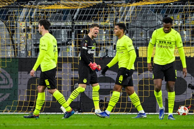 Sport Bilder des Tages Europa League, Play-Off: Borussia Dortmund - Glasgow Rangers 17.02.2022 im Signal-Iduna-Park in Dortmund. Enttäuschung, Mimik, Dortmund s Gregor Kobel Dortmund s Mats Hummels Dortmund s Manuel Akanji Dortmund s Dan-Axel Zagadou Copyright: xDavidxInderliedx
