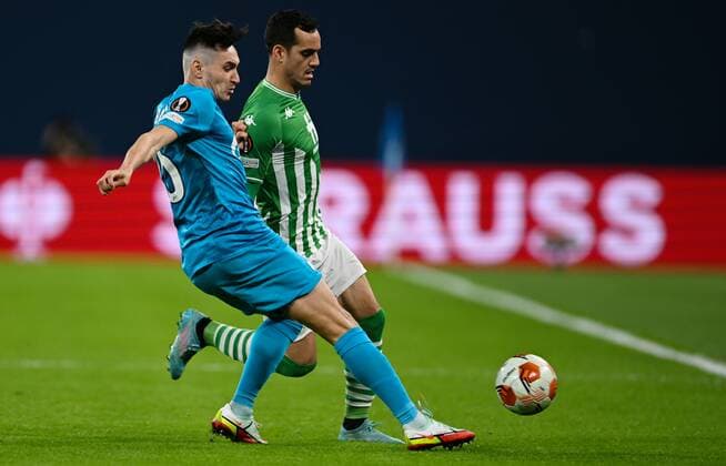 Russia Soccer Europa League Zenit - Betis 8118753 17.02.2022 Zenit?s Vyacheslav Karavayev and Betis Juanmi struggle for the ball during the Europa League soccer match between Zenit St.Petersburg and Real Betis, Seville, at the Gazprom Arena stadium, in St.Petersburg, Russia. Alexei Danichev Sputnik Moscow Russia  Copyright: xAlexeixDanichevx