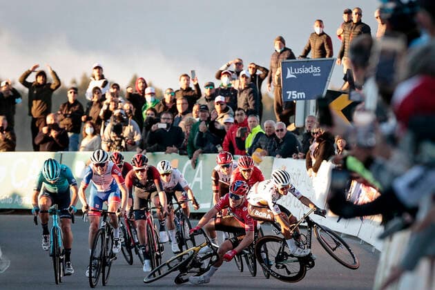 Bilder des Jahres 2022, Sport 02 Februar Sport Themen der Woche KW 07 Sport Bilder des Tages Norwegian Tobias Foss of Jumbo-Visma (2R) and Colombian Sergio Higuita (R) of Bora-Hansgrohe fall during the sprint of the second stage of the Volta ao Algarve cycling race, from Albufeira to Alto da Foia Monchique (182,4 km), in Portugal, Thursday 17 February 2022. The Tour of the Algarve is taking place from 16 to 20 Ferbuary in the south of Portugal. FILIPExFARINHA  x10751440x