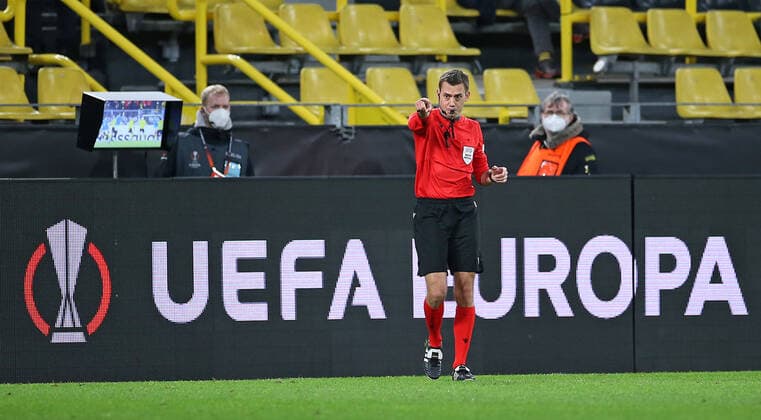 17.02.2022, Fussball UEFA Europa League 2021 2022, Play-Off, Borussia Dortmund - Glasgow Rangers, im Signal-Iduna-Park Dortmund. Schiedsrichter Clement Louis Jean Turpin (FRA) zeigt nach Prüfung mit dem VAR auf den Elfmeterpunkt ***DFL and DFB regulations prohibit any use of photographs as image sequences and or quasi-video.***