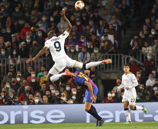 February 17, 2022, Barcelona, Catalogna, Espana: Victor Osimhen of Napoli Wins an airplane duel for the ball against Samuel Umtiti of Barcelona..During the Europa League Football match FC Barcelona, Barca vs SSC Naples on February 17, 2022 at the Camp Nou stadium in Barcelona..In picture: Barcelona Espana - ZUMAs236 20220217_zap_s236_006 Copyright: xFabioxSassox