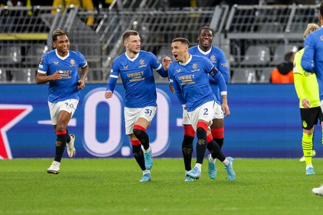 17 02 2022, football, 2021 2022 season, UEFA Europa League, play offs, Borussia Dortmund Glasgow Rangers, Ranger FC players cheer the goal to 0 1 by James Tavernier Rangers FC Photo Dennis Ewert RHR FOTO Dortmund Signal Iduna Park NRW Germany xRHR FOTO DEx