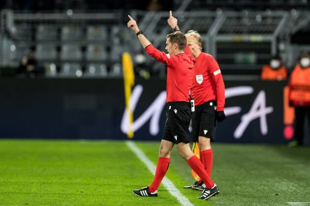 UEFA Europa League, Borussia Dortmund Rangers FC 17 02 2022 Referee Clement Louis Jean Turpin decides handball UEFA Europa League, Borussia Dortmund Rangers FC, Dortmund, SIGNAL IDUNA PARK REGULATES PROHIBIT ANY USE OF PHOTOGRAPHS AS IMAGE SEQUENCES AND OR QUASI VIDEO Copyright: xBEAUTIFULxSPORTS Wunderlx