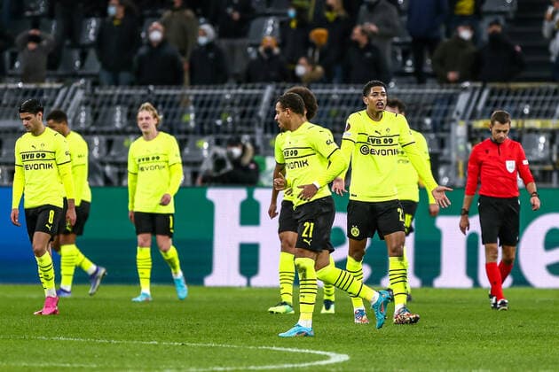 Borussia Dortmund BVB Spieler unzufrieden, enttäuscht enttaeuscht, GER, Borussia Dortmund BVB vs. Glasgow Rangers FC, K.-o.-Runden-Play-off, Europa League, Spielzeit 2021 2022, 17.02.2022, DFB DFL regulations prohibit any use of photographs as image sequences and or quasi-video., GER, Borussia Dortmund BVB vs. Glasgow Rangers FC, K.-o.-Runden-Play-off, Europa League, Spielzeit 2021 2022, 17.02.2022 Dortmund Copyright: xEibner-Pressefoto GabrielxBoiax EP_EEP