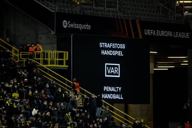 UEFA Europa League, Borussia Dortmund Rangers FC 17 02 2022 Decision of video evidence Handball, penalty UEFA Europa League, Borussia Dortmund Rangers FC, Dortmund, SIGNAL IDUNA PARK REGULATES PROHIBIT ANY USE OF PHOTOGRAPHS AS IMAGE SEQUENCES AND OR QUASI VIDEO Copyright: xBEAUTIFULxSPORTS Wunderlx