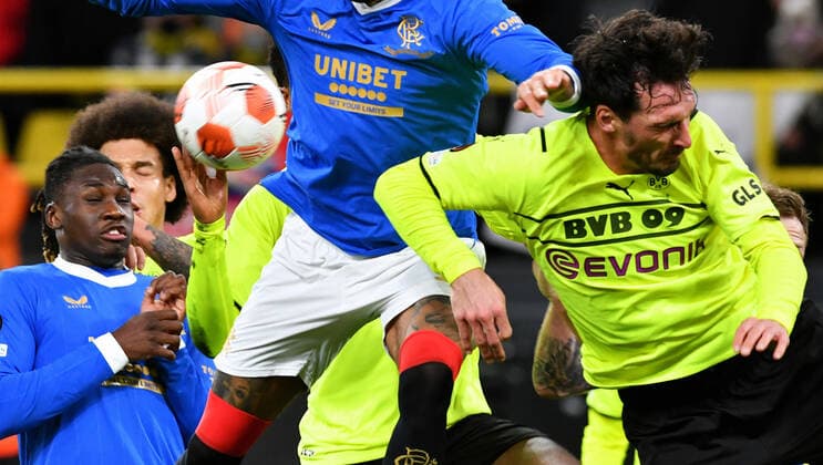 Football, UEFA Europe League, men, season 2021 22, knockout round play off first leg, Borussia Dortmund yellow Glasgow Rangers blue handball by Dan Axel Zagadou BVB to take penalty, Mats Hummels BVB action UEFA REGULATIONS PROHIBIT ANY USE OF PHOTOGRAPHS AS IMAGE SEQUENCES AND OR QUASI VIDEO