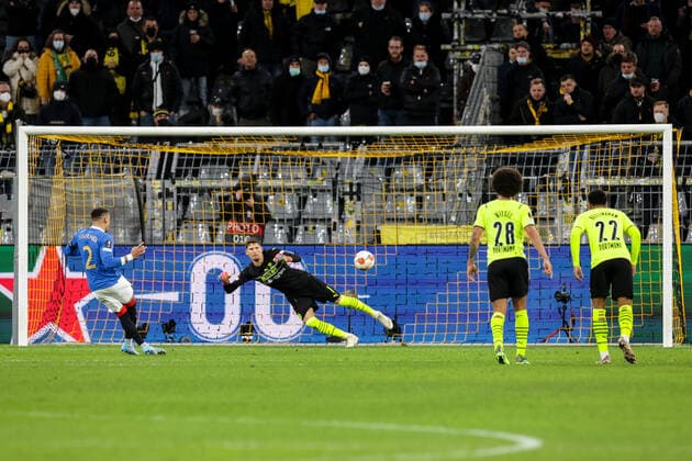 17.02.2022, Fussball, Saison 2021 2022, UEFA Europa League, Play-Offs, Borussia Dortmund - Glasgow Rangers, James Tavernier (Rangers FC) schießt das Tor zum 0:1. Foto: Dennis Ewert RHR-FOTO Dortmund Signal Iduna Park NRW Deutschland xRHR-FOTO DEx