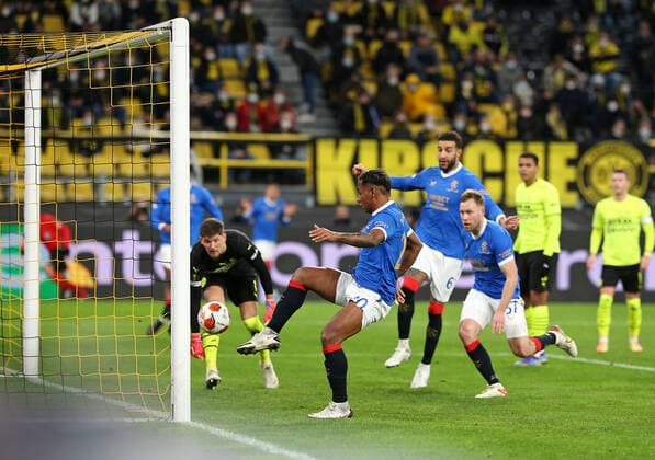 17.02.2022, Fussball UEFA Europa League 2021 2022, Play-Off, Borussia Dortmund - Glasgow Rangers, im Signal-Iduna-Park Dortmund. Tor zum 0:2, Torschütze Alfredo Morelos (Glasgow Rangers) drückt den Ball über die Linie ***DFL and DFB regulations prohibit any use of photographs as image sequences and or quasi-video.***