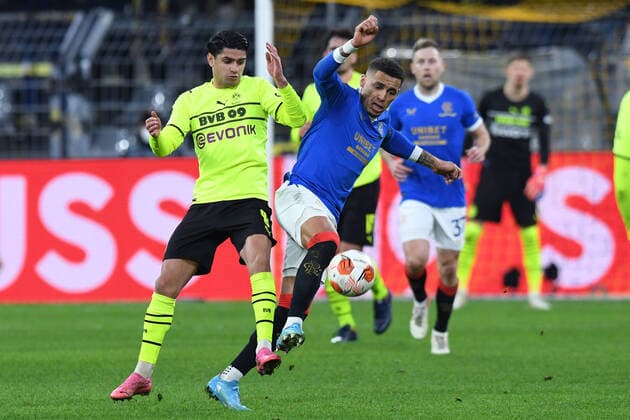 Fußball Europa League K.-o.-Runde-Play-Off Borussia Dortmund - Glasgow Rangers am 17.02.2022 im Signal Iduna Park in Dortmund Mahmoud Dahoud ( Dortmund ), links - James Tavernier ( Glasgow ), rechts xRx