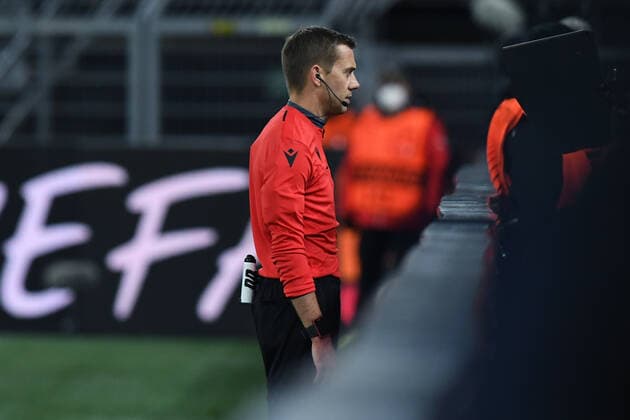 Fußball Europa League K.-o.-Runde-Play-Off Borussia Dortmund - Glasgow Rangers am 17.02.2022 im Signal Iduna Park in Dortmund Schiedsrichter Clement Louis Maurice Turpin ( Frankreich ) beim VAR Video Assist Videobeweis xRx