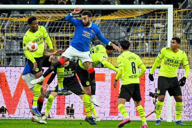 Europa League, Play Off Borussia Dortmund Glasgow Rangers 17 02 2022 at Signal Iduna Park in Dortmund Handball Dortmund s Dan Axel Zagadou in duel with Glasgow s Connor Goldson Copyright: xDavidxInderliedx