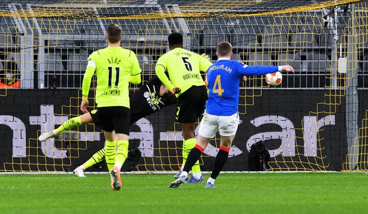 Football, UEFA Europe League, men, season 2021 22, knockout round play off first leg, Borussia Dortmund yellow Glasgow Rangers blue John Lundstram GLR scores the goal to 0 3 Action UEFA REGULATES PROHIBIT ANY USE OF PHOTOGRAPHS AS IMAGE SEQUENCES AND OR QUASI VIDEO