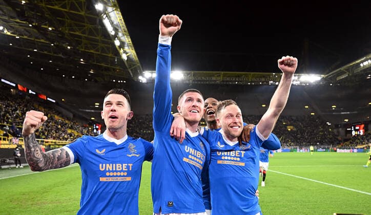 17 02 2022, xjhx, football UEFA Europa League , Borussia Dortmund Glasgow Rangers emspor, v l John Lundstram Glasgow Rangers celebrate the goal, The goal celebration to 0 3 DFL DFB REGULATIONS PROHIBIT ANY USE OF PHOTOGRAPHS as IMAGE SEQUENCES and or QUASI VIDEO Dortmund