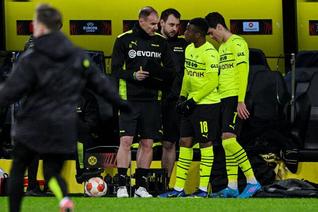 Europa League, play off Borussia Dortmund Glasgow Rangers 17 02 2022 at Signal Iduna Park in Dortmund substitution, substitution, Dortmund s Youssoufa Moukoko Dortmund s Gio Reyna Copyright: xDavidxInderliedx