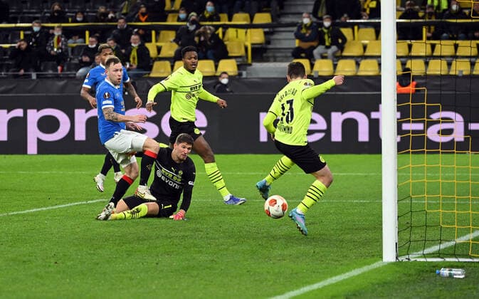 17 02 2022, xjhx, football UEFA Europa League , Borussia Dortmund Glasgow Rangers emspor, v l Raphael Guerreiro Borussia Dortmund Goal scored, scores the goal to 1 4 DFL DFB REGULATIONS PROHIBIT ANY USE OF PHOTOGRAPHS as IMAGE SEQUENCES and or QUASI VIDEO Dortmund