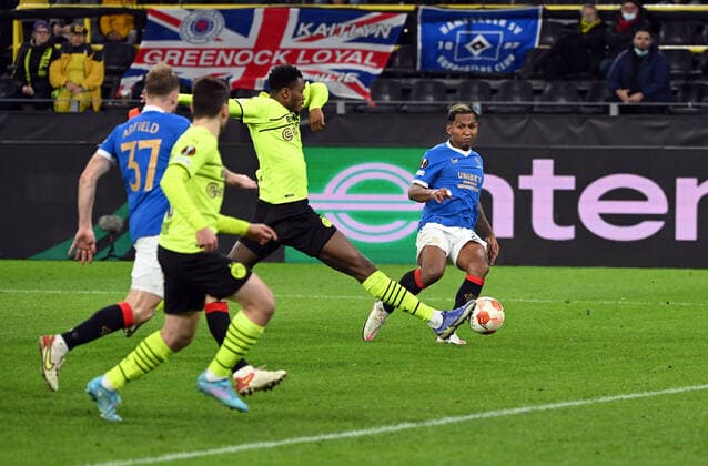 17 02 2022, xjhx, football UEFA Europa League , Borussia Dortmund Glasgow Rangers emspor, v l Dan Axel Zagadou Borussia Dortmund , Alfredo Morelos Glasgow Rangers Goal scored, scores the goal to 1 4 DFL DFB REGULATIONS PROHIBIT ANY USE OF PHOTOGRAPHS as IMAGE SEQUENCES and or QUASI VIDEO Dortmund