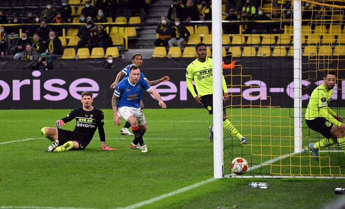 17 02 2022, xjhx, football UEFA Europa League , Borussia Dortmund Glasgow Rangers emspor, v l Alfredo Morelos Glasgow Rangers Goal scored, scores the goal to 1 4 DFL DFB REGULATIONS PROHIBIT ANY USE OF PHOTOGRAPHS as IMAGE SEQUENCES and or QUASI VIDEO Dortmund