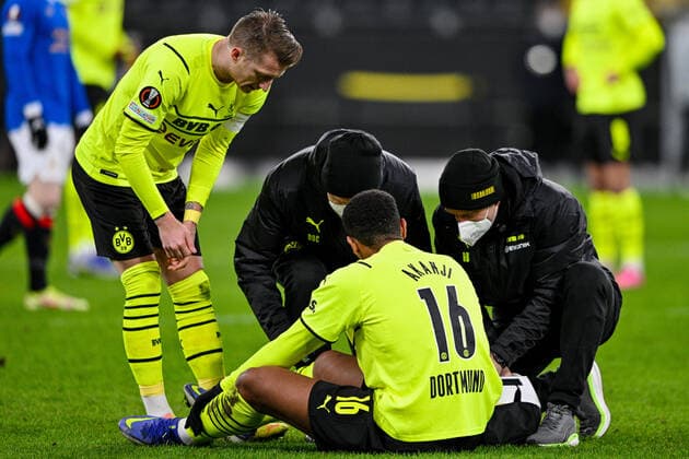 Europa League, Play Off Borussia Dortmund Glasgow Rangers 17 02 2022 at Signal Iduna Park in Dortmund Dortmund s Manuel Akanji on the ground, is treated, injury, Copyright: xDavidxInderliedx