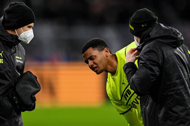 Europa League, Play Off Borussia Dortmund Glasgow Rangers 17 02 2022 at Signal Iduna Park in Dortmund Dortmund s Manuel Akanji is treated, injury, Copyright: xDavidxInderliedx