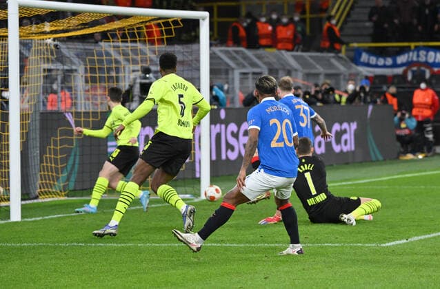Alfredo Morelos (Glasgow Rangers), vorne, erzielt das Tor zum 1:4 17.02.2022, Fussball, Saison 2021 2022, UEFA Europa League, Play Off, Borussia Dortmund - Glasgow Rangers, Foto: Maik Hölter TEAM2sportphoto Dortmund Nordrhein Westfalen Deutschland Team2