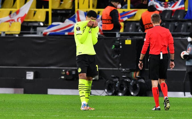 Fussball, UEFA Europe League, Herren, Saison 2021 22, KO Runde Play-off Hinspiel, Borussia Dortmund (gelb) - Glasgow Rangers (blau); Jude Bellingham (BVB) enttäuscht nach dem Tor zum 1:4. Enttäuschung, Frust, Aktion. UEFA REGULATIONS PROHIBIT ANY USE OF PHOTOGRAPHS AS IMAGE SEQUENCES AND OR QUASI-VIDEO