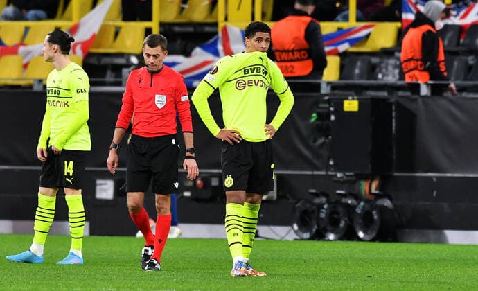 Fussball, UEFA Europe League, Herren, Saison 2021 22, KO Runde Play-off Hinspiel, Borussia Dortmund (gelb) - Glasgow Rangers (blau); Jude Bellingham (BVB) enttäuscht nach dem Tor zum 1:4. Enttäuschung, Frust, Aktion. UEFA REGULATIONS PROHIBIT ANY USE OF PHOTOGRAPHS AS IMAGE SEQUENCES AND OR QUASI-VIDEO