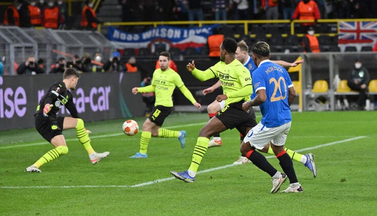 Alfredo Morelos (Glasgow Rangers), re., erzielt das Tor zum 1:4 17.02.2022, Fussball, Saison 2021 2022, UEFA Europa League, Play Off, Borussia Dortmund - Glasgow Rangers, Foto: Maik Hölter TEAM2sportphoto Dortmund Nordrhein Westfalen Deutschland Team2