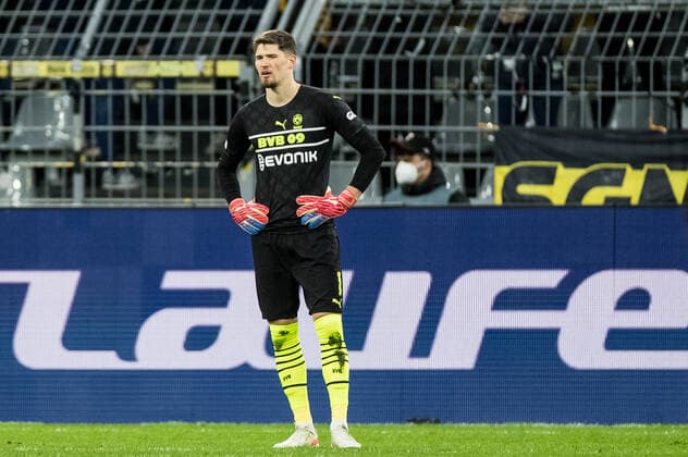 UEFA Europa League, Borussia Dortmund Rangers FC 17 02 2022 Gregor Kobel Borussia Dortmund, 1 frustrated after 0 2 UEFA Europa League, Borussia Dortmund Rangers FC, Dortmund, SIGNAL IDUNA PARK REGULATES PROHIBIT ANY USE OF PHOTOGRAPHS AS IMAGE SEQUENCES AND OR QUASI VIDEO Copyright: xBEAUTIFULxSPORTS Wunderlx