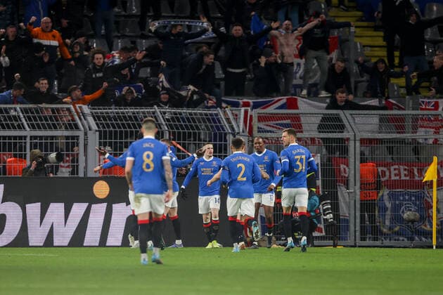 17 02 2022, football, 2021 2022 season, UEFA Europa League, play offs, Borussia Dortmund Glasgow Rangers, Ranger FC players cheer the goal to 1 4 by Joe Aribo Rangers FC Photo Dennis Ewert RHR FOTO Dortmund Signal Iduna Park NRW Germany xRHR FOTO DEx