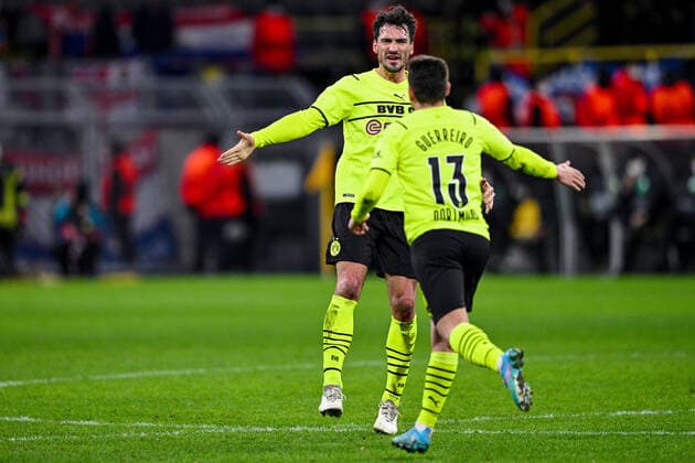 Europa League, play off Borussia Dortmund Glasgow Rangers 17 02 2022 at Signal Iduna Park in Dortmund goal celebration, jubilation, joy of goal to 2 4, Dortmund s Mats Hummels Dortmund s Raphael Guerreiro Copyright: xDavidxInderliedx