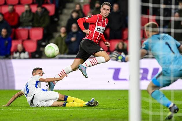 EINDHOVEN - Goal attempt by Joey Veerman of PSV Eindhoven during the Conference League Play-off match between PSV and Maccabi Tel-Aviv at Phillips stadium on February 17, 2022 in Eindhoven, Netherlands. ANP OLAF KRAAK UEFA Europa Conference League play-offs 2021 2022 xVIxANPxSportx xxANPxIVx *** EINDHOVEN Goal attempt by Joey Veerman of PSV Eindhoven during the Conference League playoff match between PSV and Maccabi Tel Aviv at Phillips stadium on February 17, 2022 in Eindhoven, Netherlands ANP OLAF KRAAK UEFA Europa Conference League play offs 2021 2022 xVIxANPxSportx xxANPxIVx 444300719 originalFilename: 444300719.jpg