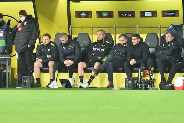 Fußball - Europa League - Borussia Dortmund - Glasgow Rangers am 17.02.2022 im Signal Iduna Park in Dortmund Trainer Marco Rose (Borussia Dortmund) unzufrieden, enttäuscht, enttaeuscht, niedergeschlagen. MT